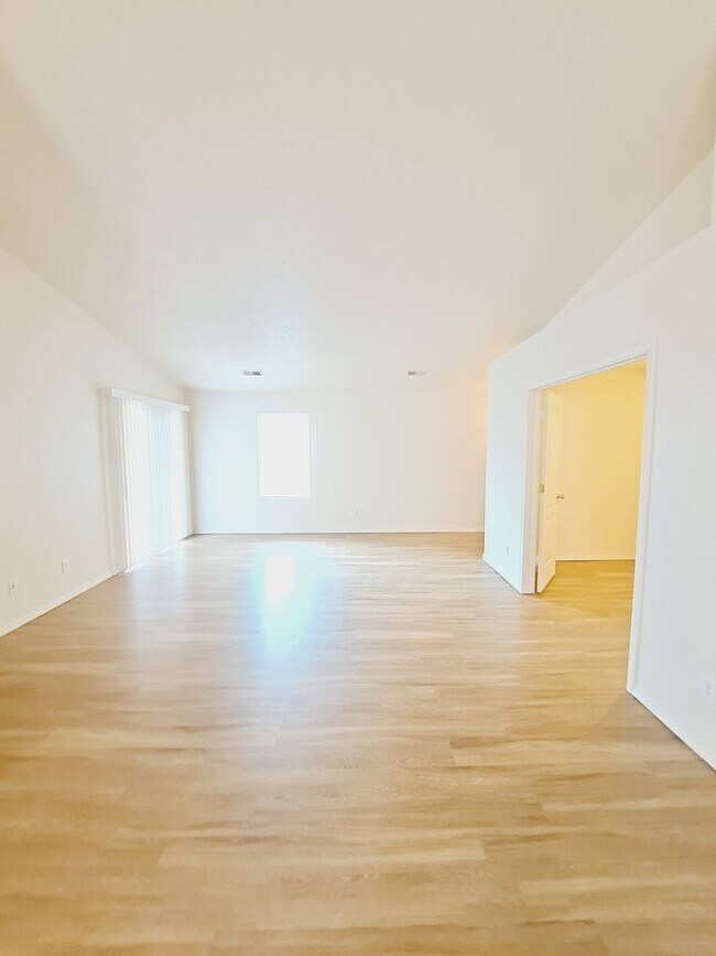 Building Photo - 3 bed 2 bath home in Huning Ranch