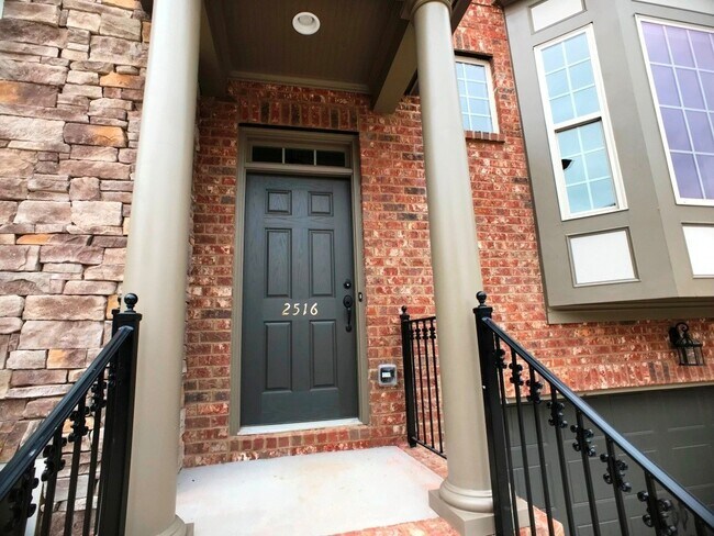 Foto del edificio - New East Cobb Townhome