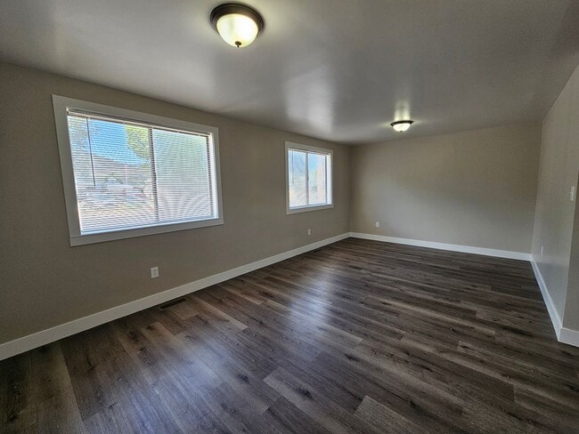 Building Photo - Updated 4 Bed Home with Large Yard