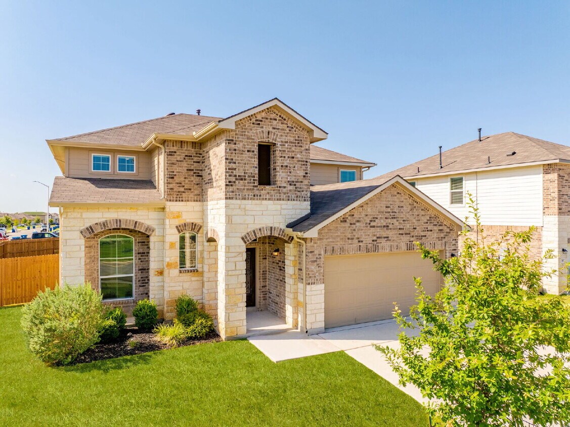 Foto principal - Spacious 5-Bedroom Rental on Oversized Cor...