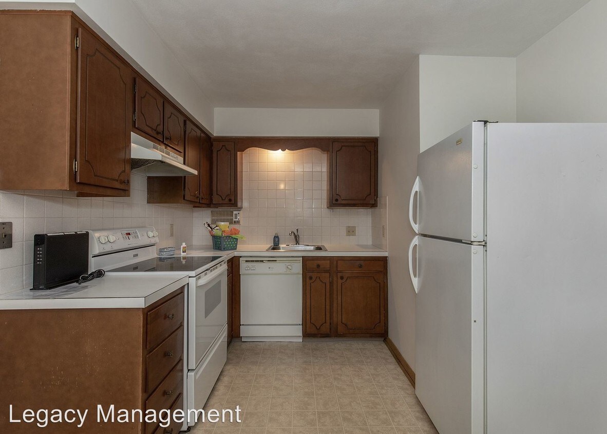 1016 Lincoln Rd Unit 2 bed 1 bath, Bettendorf, IA 52722 Apartment for