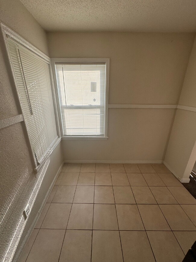 Building Photo - "Charming 1-Bedroom Retreat in the Heart o...