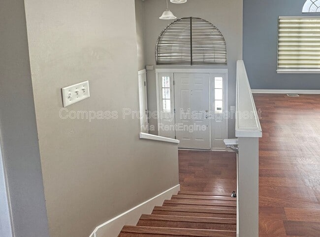 Building Photo - 2565 Orchard View Dr NE