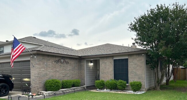 Foto del edificio - 4-Bedroom, 2-Bath Home in Carriage Hills N...
