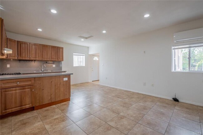 Foto del edificio - 10407 McClemont Ave