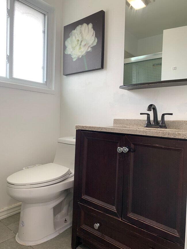 Building Photo - 3 Bedroom 2 Bathroom Home Available in Cas...