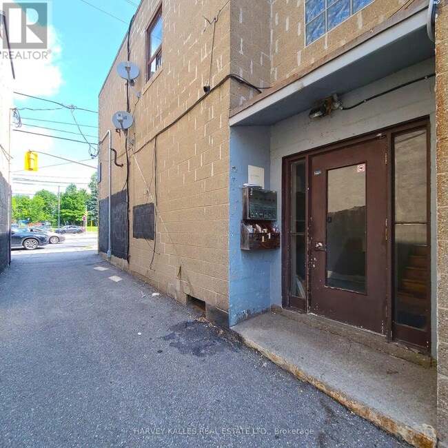 Building Photo - 3813-3813 Lake Shore Blvd W
