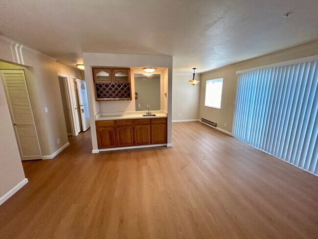 Building Photo - Fantastic Cape Cod Manor Condo!