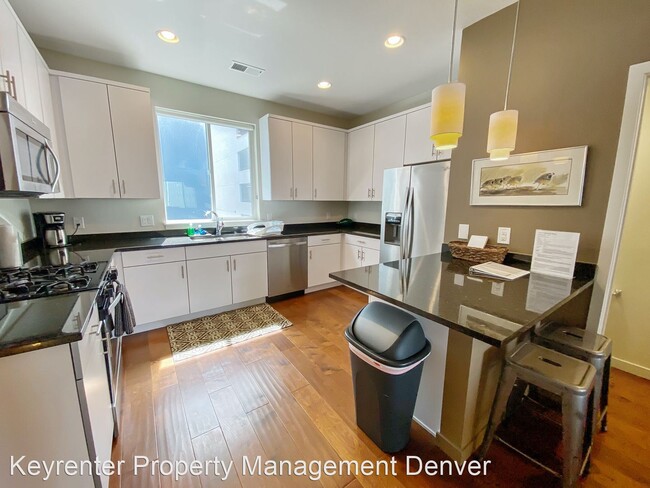 Building Photo - 2 br, 3 bath House - 518 Park Ave W.