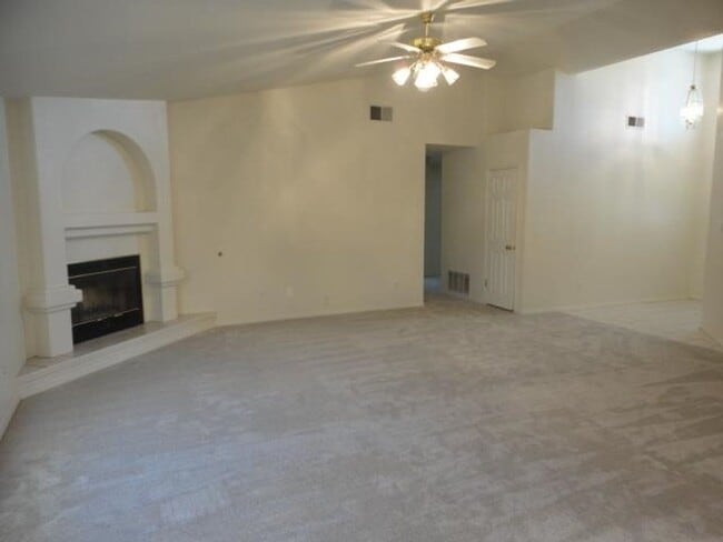 Building Photo - Great Commuting Location to HAFB & Town