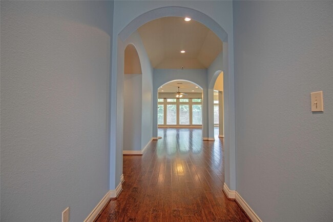 Building Photo - 2019 Sunset Springs Dr