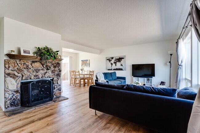 Building Photo - 897 Rainbow Dr