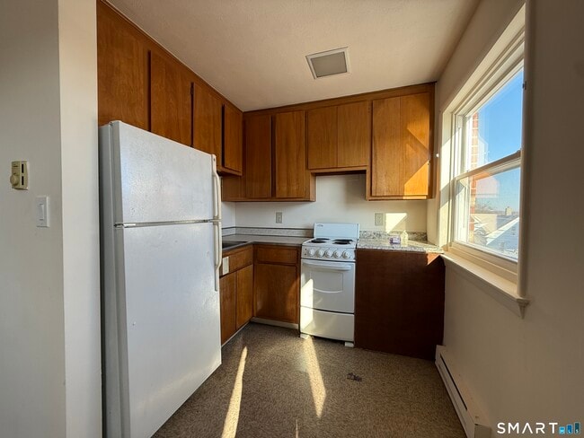 Building Photo - 35 Beers St