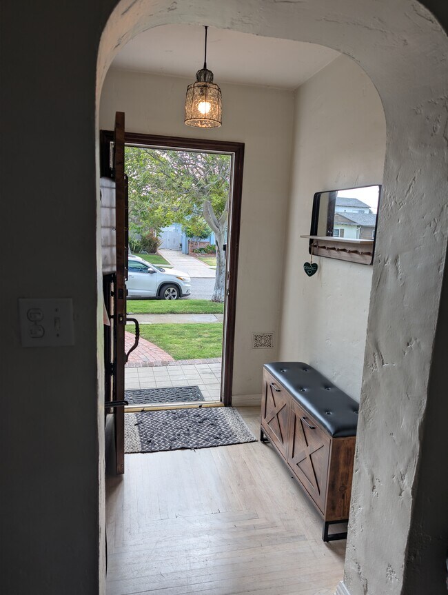 Foto del edificio - 8339 Holy Cross Pl