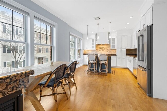 Foto del edificio - 591 E 3rd St