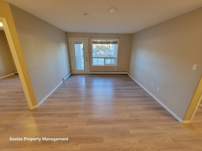 Photo du bâtiment - 7339 Terwillegar Dr S NW