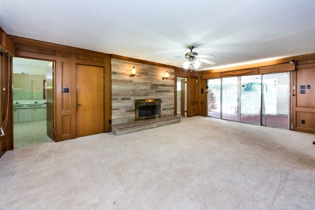 Foto del edificio - "Charming 3-Bedroom Oasis with 2 Full Baths – Spacious 2,295 Sq Ft Home in Charlotte's Heart!"