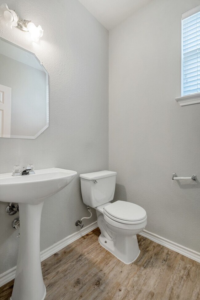 Building Photo - 4 Bedroom, 2.5 Bath Home in Vista Oaks