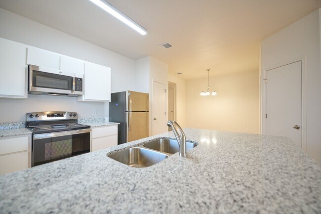Building Photo - 1813 Clovis Dr
