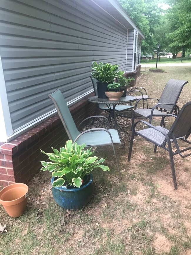 Building Photo - Pre - Leasing 3 Bedroom 2 Bath Extremely c...