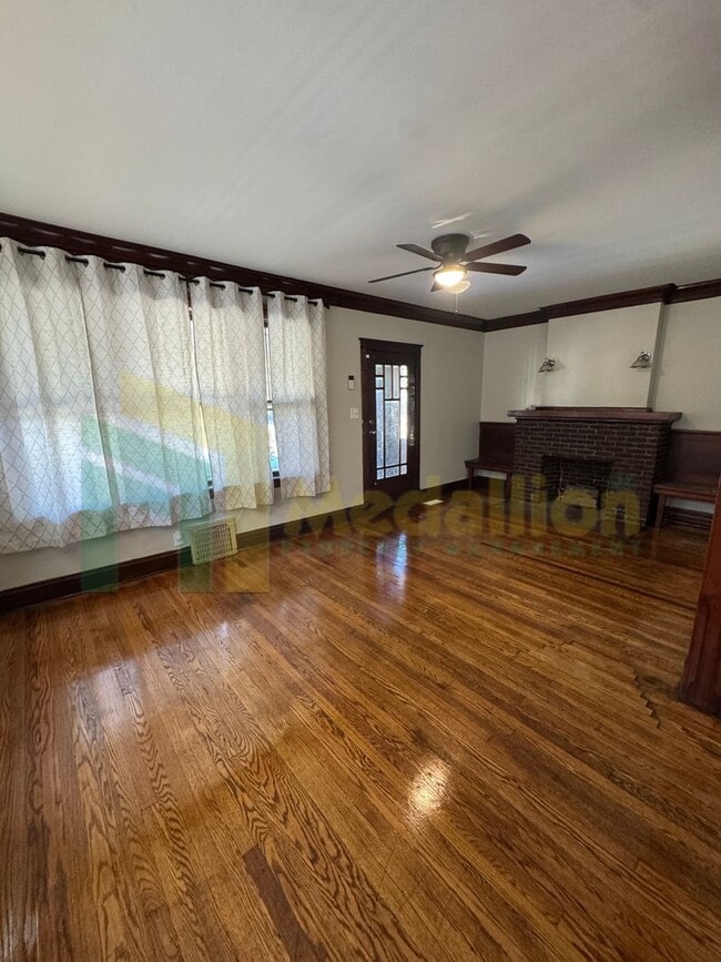 Building Photo - Updated Bungalow - 4Bed - Great location!