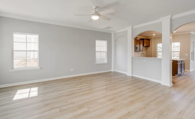 Foto del edificio - Spacious 5-Bedroom Home with Modern Finishes in Prime Elgin Location