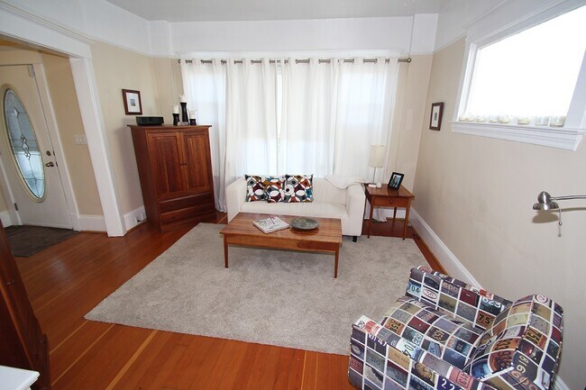 Foto del edificio - NICELY MAINTAINED 4 BED QUEENE ANNE HOME FOR RENT W GARAGE!