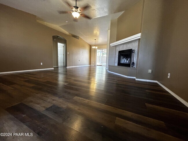 Building Photo - 3900 N Catherine Dr
