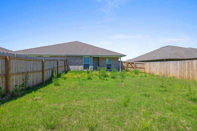 Building Photo - Incredible 3 Bedroom Home In Carl Junction!
