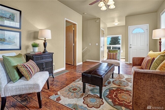 Building Photo - 3 Bed House Available Now! 1 block from Gr...