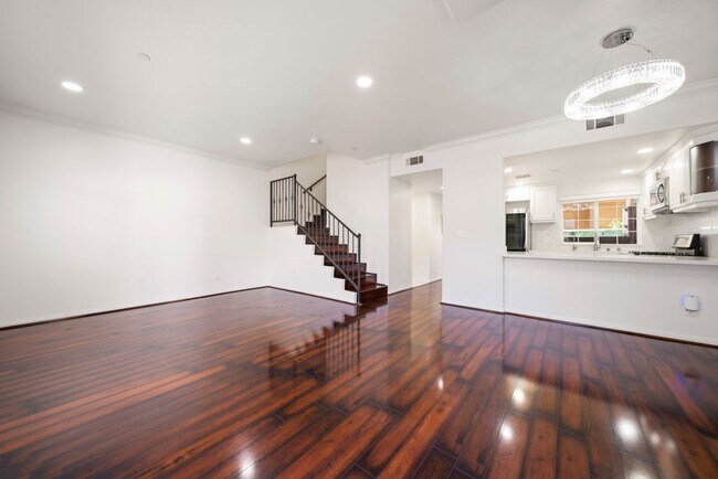 Building Photo - 715 E Angeleno Ave