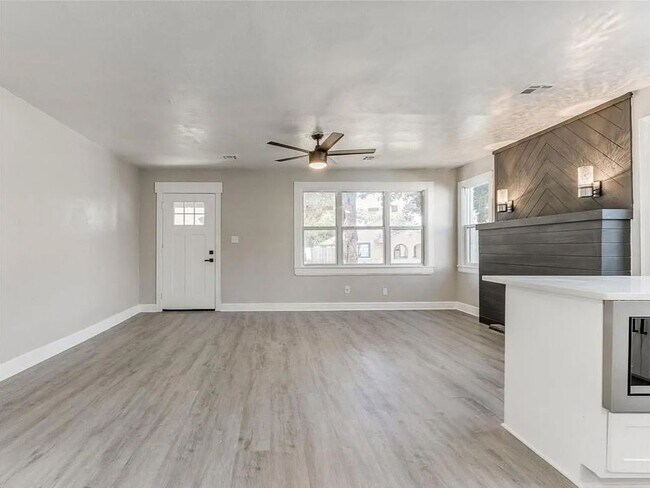 Photo - ?Modern Home Near Western District and I-2...