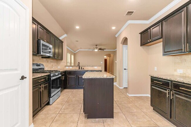 Foto del edificio - Golf Course Vibes at Home! Stylish 4BR Beauty with Private Putting Green in Fort Worth – Section ...