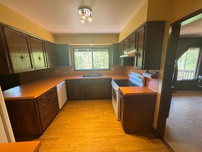 Building Photo - Large 5 Bedroom Scholls/Sherwood Country H...