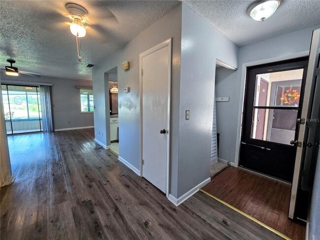 Building Photo - 520 Fairways Cir