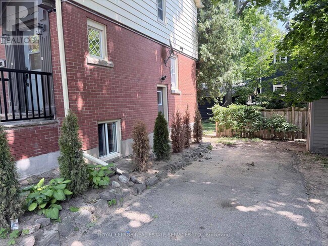 Photo du bâtiment - 302 Maple Ave