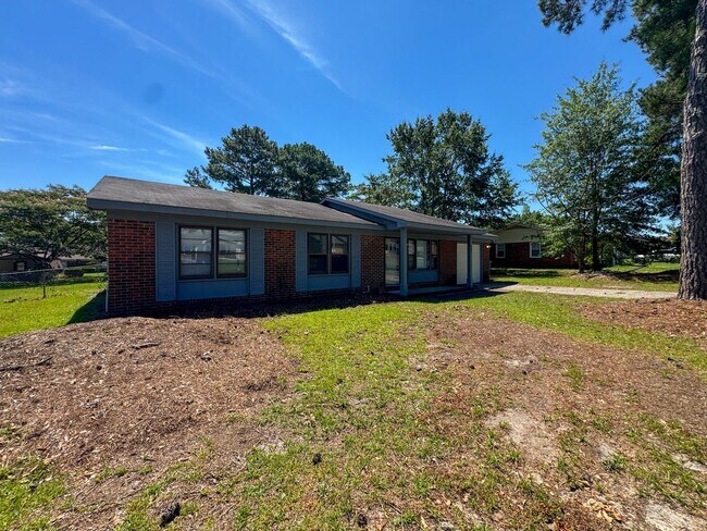 Foto del edificio - Cute 3 Bed 1.5 Bath Home with Fenced Yard