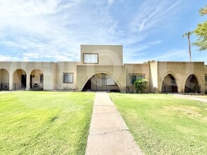 Building Photo - 2113 E Dunbar Dr