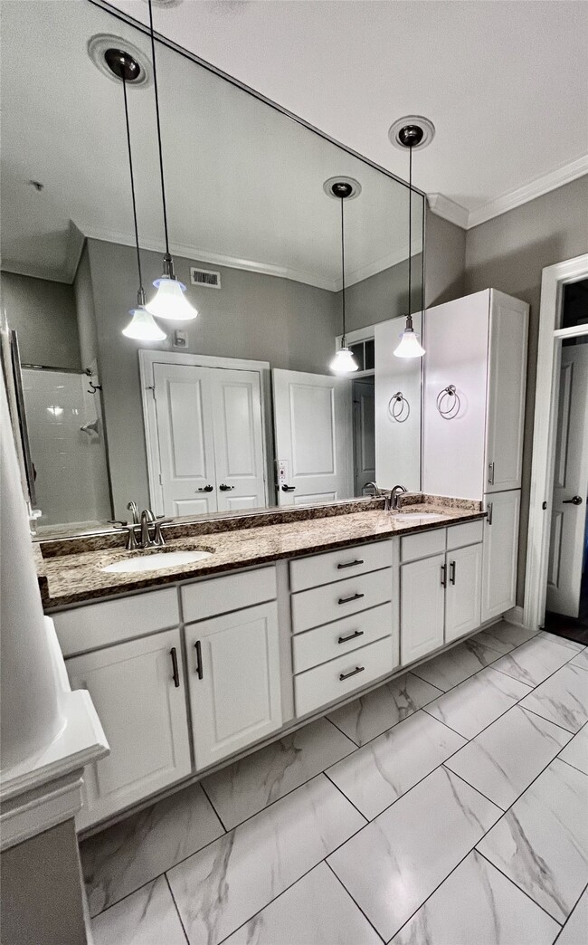 Building Photo - 5353 Memorial Dr