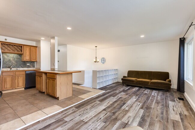 Foto del edificio - 214 Far Hills Dr