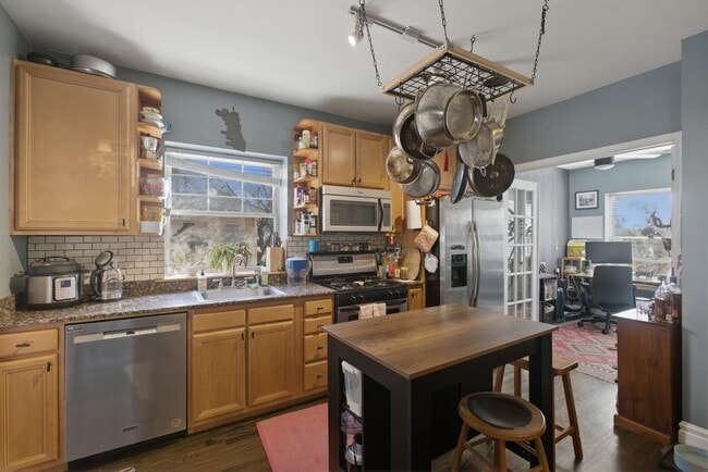 Building Photo - 2544 W George St