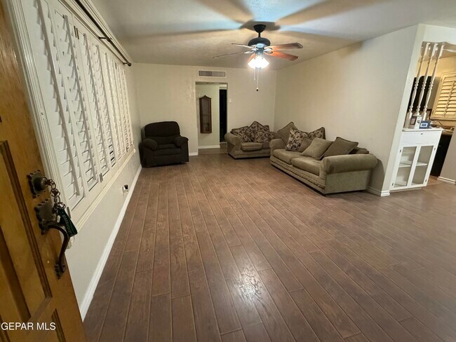 Foto del edificio - 8208 Dempsey Ave