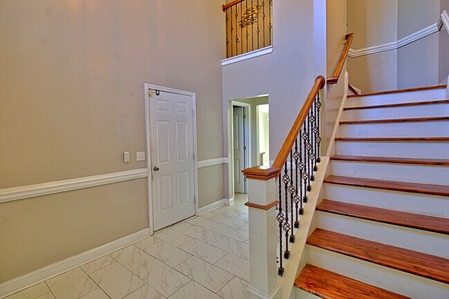 Building Photo - 305 Largo Ct
