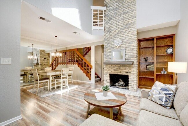 Building Photo - 10819 Crown Colony Dr