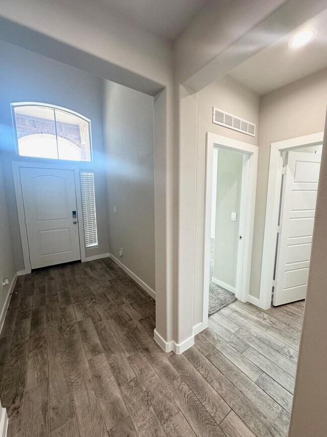 Foto del edificio - 5 Bedroom 4 Bathroom Ready to Rent ASAP!