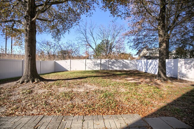 Foto del edificio - Call Sabrina Thomas for information at 757-767-0767