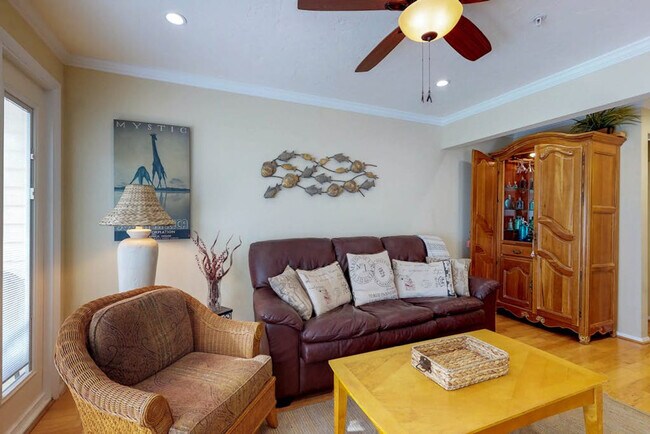 Building Photo - 1105 Gulf Dr S