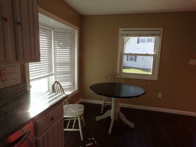 Building Photo - Well maintained cute house with huge fence yard