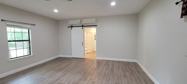 Building Photo - Great Studio Apartment