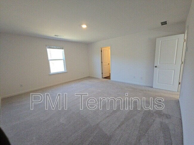 Building Photo - 823 Gelderland Dr